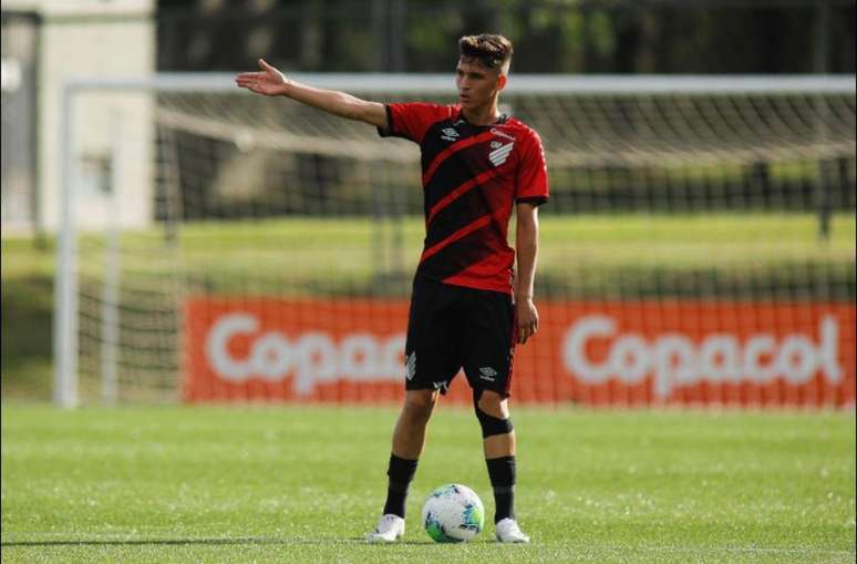 O meia Gustavo Braga, de 18 anos, em ação pelo Athletico (Foto: Athletico/Divulgação)