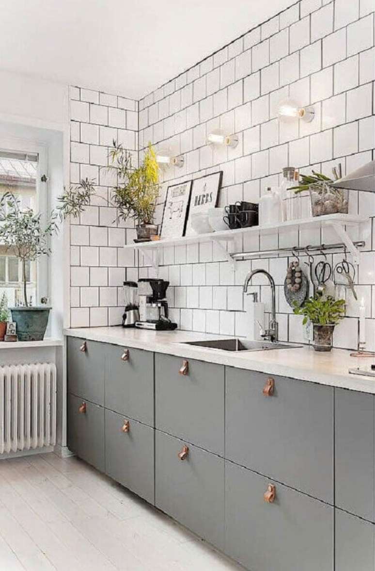 29. Revestimento de parede branco liso para cozinha planejada com armário cinza – Foto: Bloglovin’