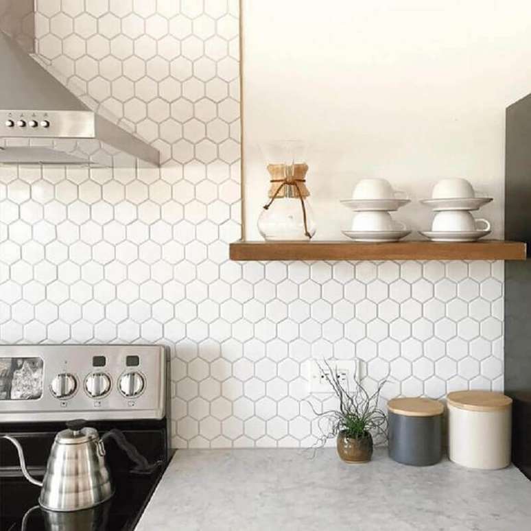 57. Decoração de cozinha com revestimento hexagonal branco – Foto: Decostore