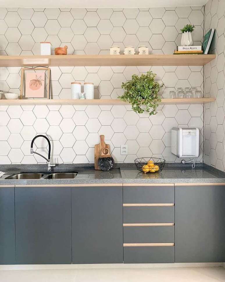 38. Revestimento hexagonal branco para decora&ccedil;&atilde;o de cozinha planejada com prateleiras de madeira &ndash; Foto: Est&uacute;dio GT Arquitetura