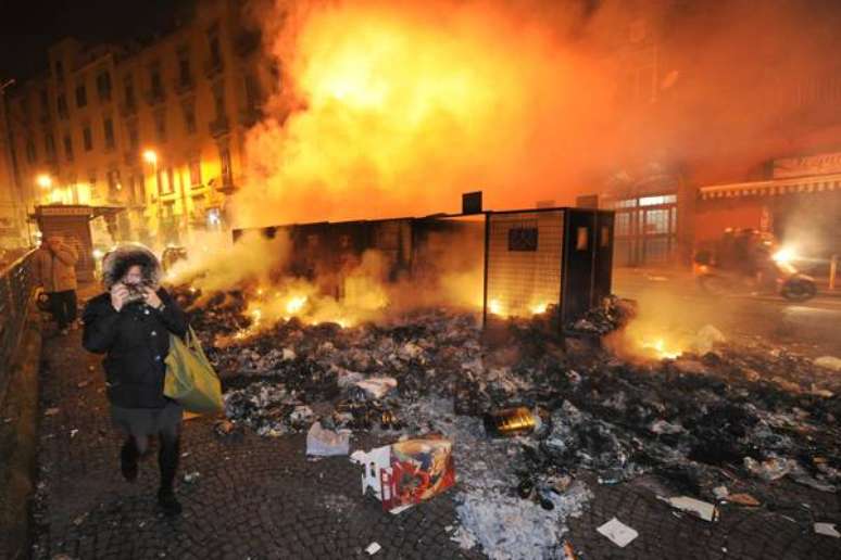 Incêndio em depósito de lixo na chamada "Terra dei Fuochi"