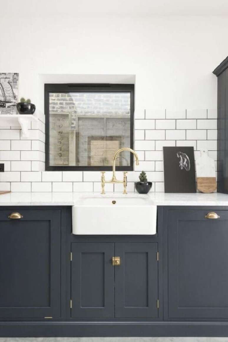 6. Decoração para cozinha com revestimento branco e armário clássico azul escuro – Foto: Maison de Pax