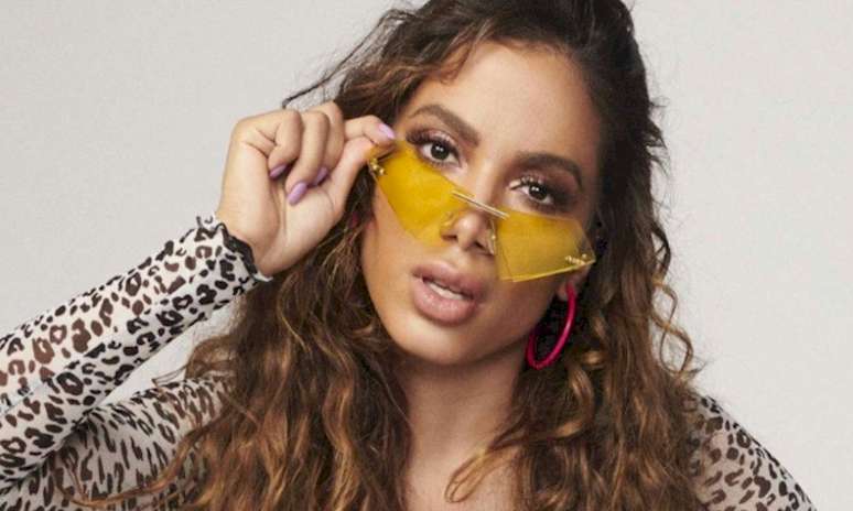 Anitta anuncia live de Carnaval neste domingo