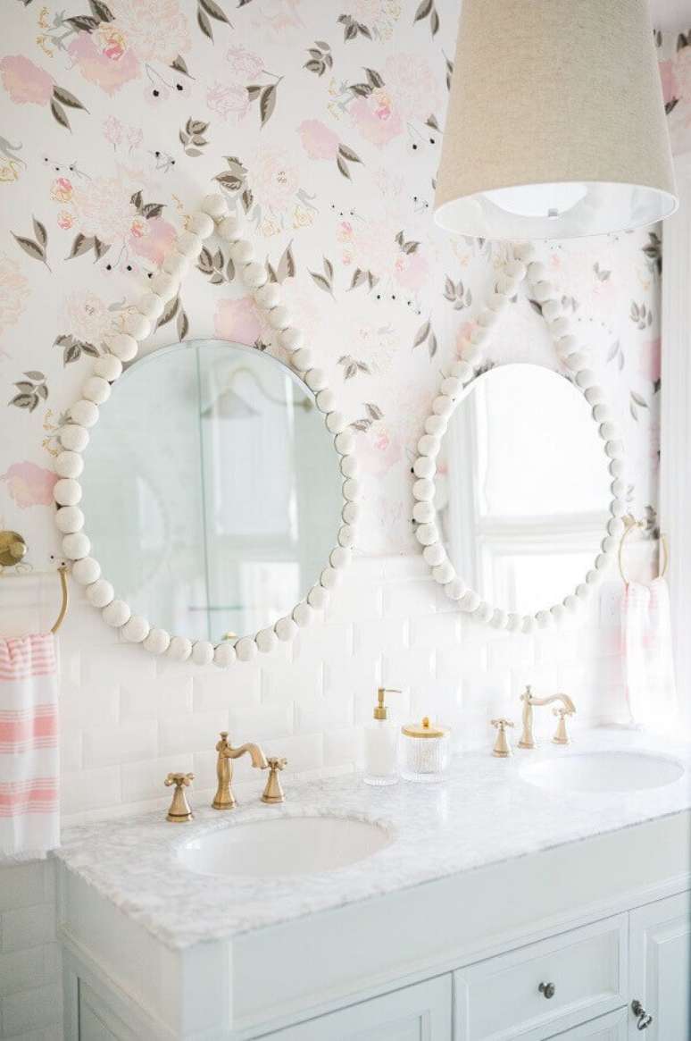 9. Banheiro branco decorado com papel de parede floral rom&acirc;ntico &ndash; Foto: Apartment Therapy