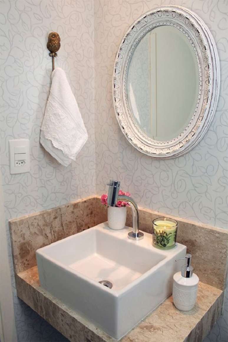 6. Banheiro pequeno com espelho vintage patinado em branco. Fonte: Casinha Arrumada