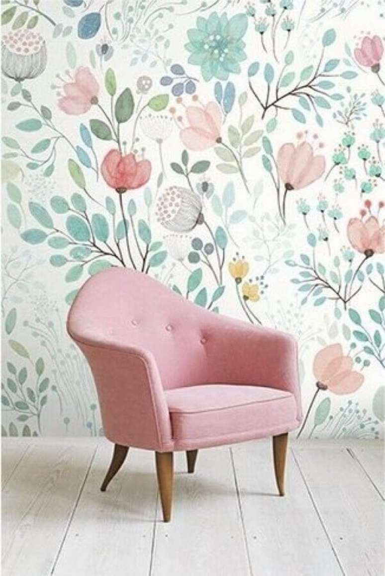 11. Decora&ccedil;&atilde;o com poltrona rosa e papel de parede floral rom&acirc;ntico &ndash; Foto: We Heart It