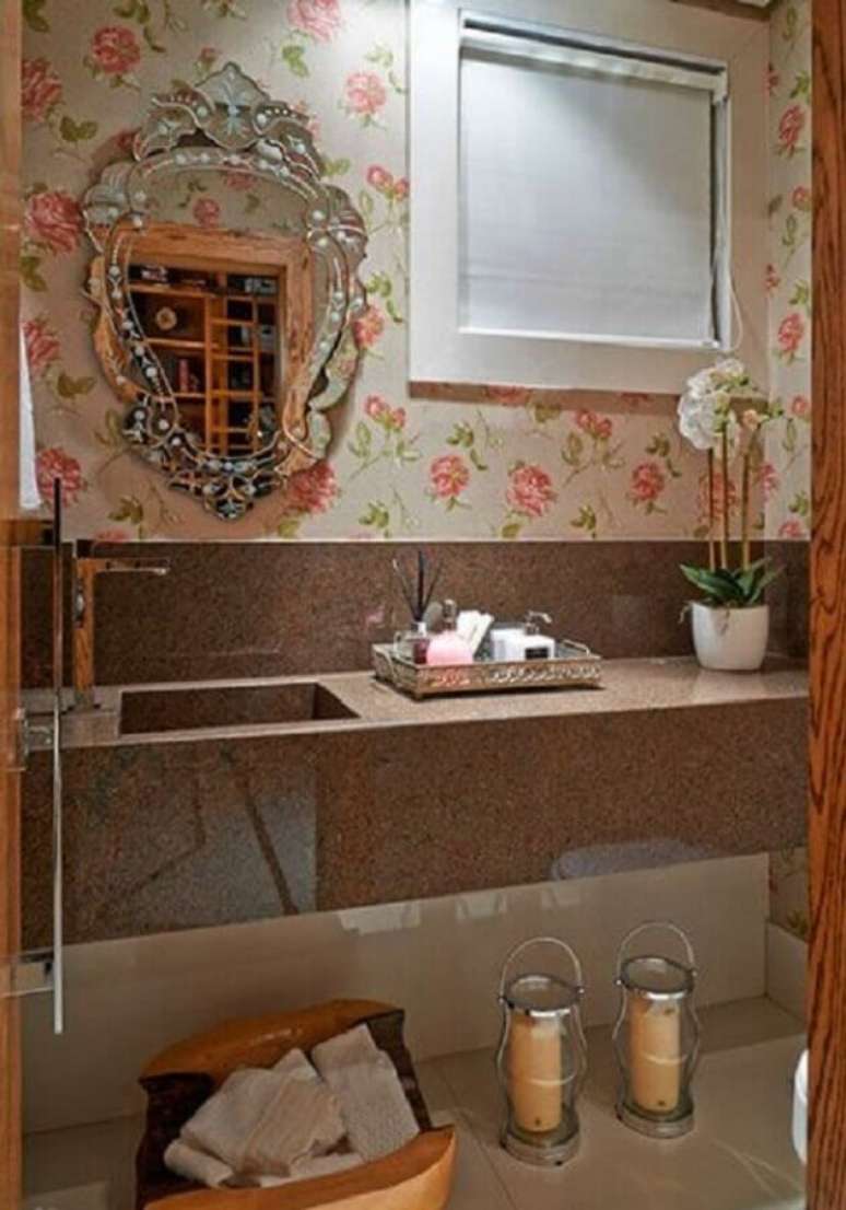 12. Decora&ccedil;&atilde;o de banheiro com espelho vintage e papel de parede rom&acirc;ntico feminino &ndash; Foto: Pinterest