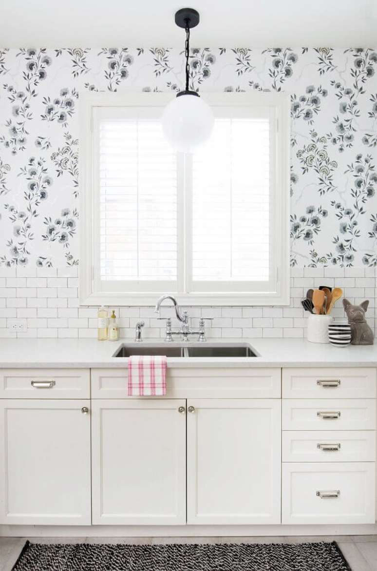 14. Decora&ccedil;&atilde;o de cozinha planejada branca com papel de parede floral rom&acirc;ntico &ndash; Foto: Vanessa Francis Interior Design