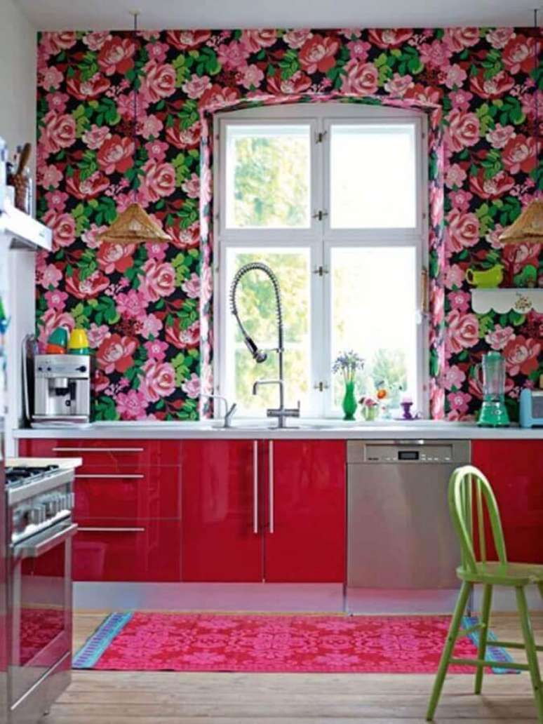15. Decora&ccedil;&atilde;o com papel de parede floral rom&acirc;ntico para cozinha planejada &ndash; Foto: Houzz