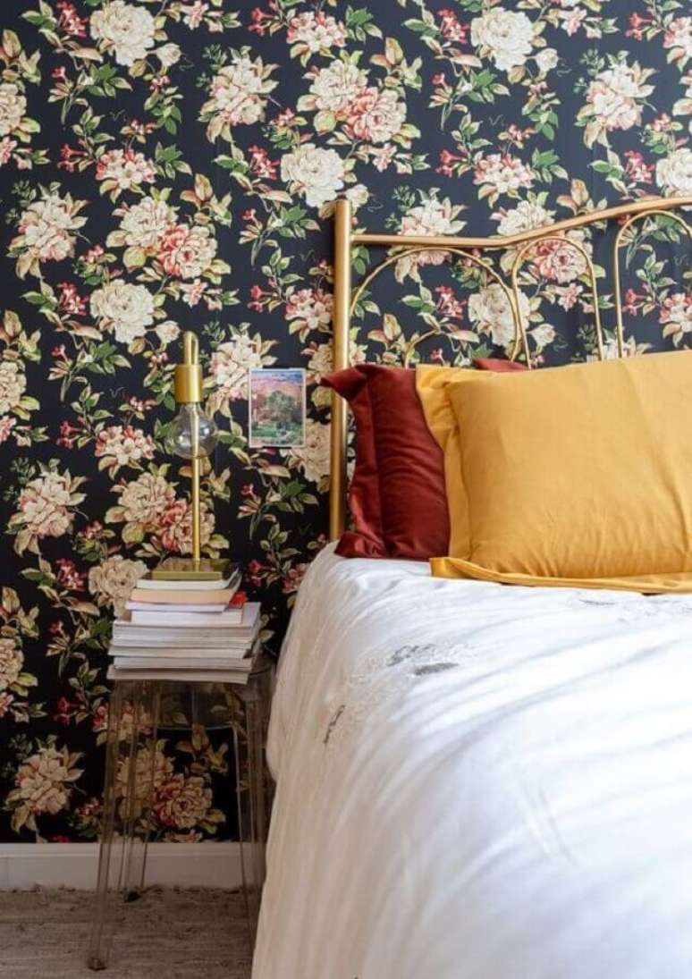 16. Que tal investir em um papel de parede floral rom&acirc;ntico com fundo escuro? Ele vai trazer mais personalidade &agrave; sua decora&ccedil;&atilde;o &ndash; Foto: Leila Veigas