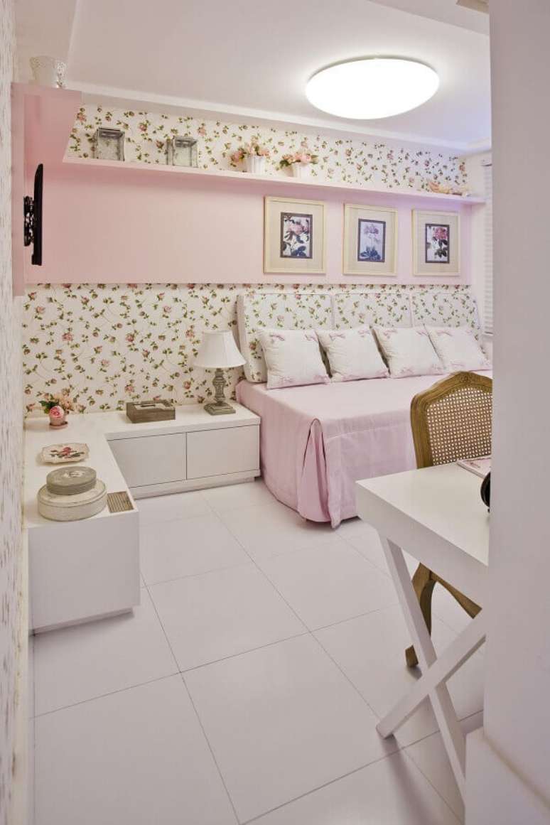 21. Delicado papel de parede floral rom&acirc;ntico para decora&ccedil;&atilde;o de quarto feminino &ndash; Foto: Concei&ccedil;&atilde;o Barbosa