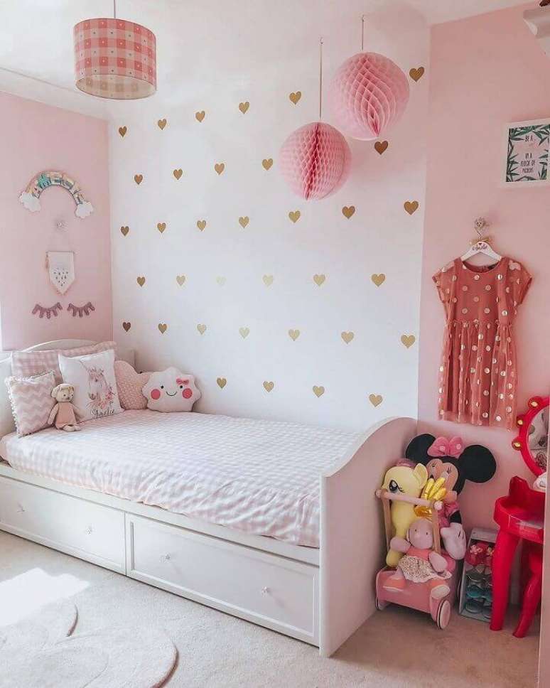 22. Decora&ccedil;&atilde;o simples para quarto de menina branco e rosa com papel de parede rom&acirc;ntico com estampa de cora&ccedil;&atilde;o &ndash; Foto: Redecorei