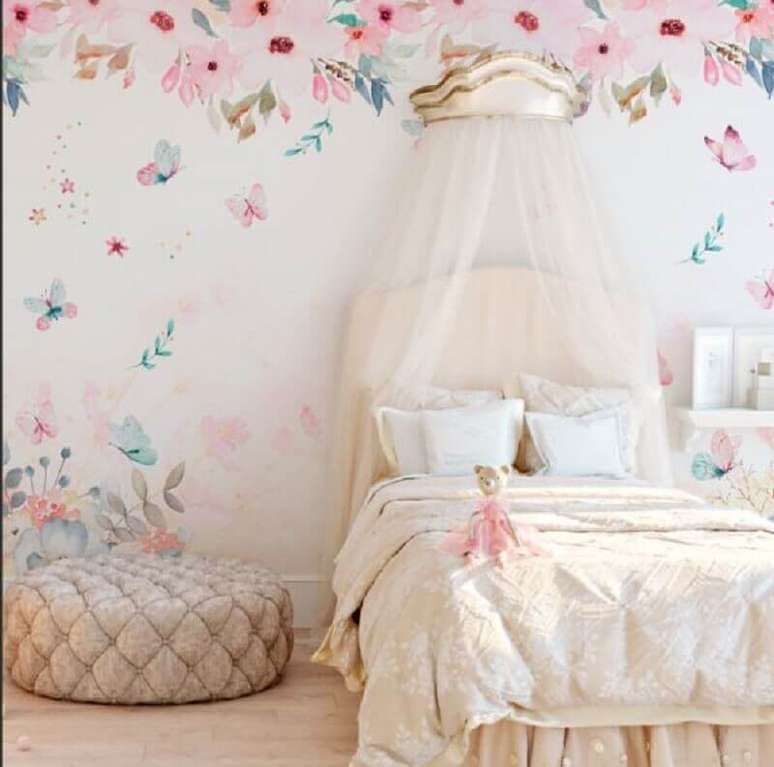 27. Quarto de princesa decorada com papel de parede rom&acirc;ntico feminino &ndash; Foto: Pinterest