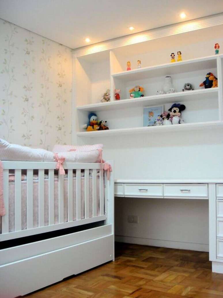 29. Quarto de beb&ecirc; branco decorado com papel de parede rom&acirc;ntico &ndash; Foto: Danyela Correa