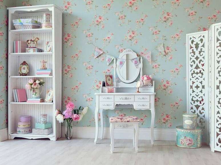 30. Decora&ccedil;&atilde;o vintage com papel de parede floral rom&acirc;ntico em fundo azul claro &ndash; Foto: Yandex