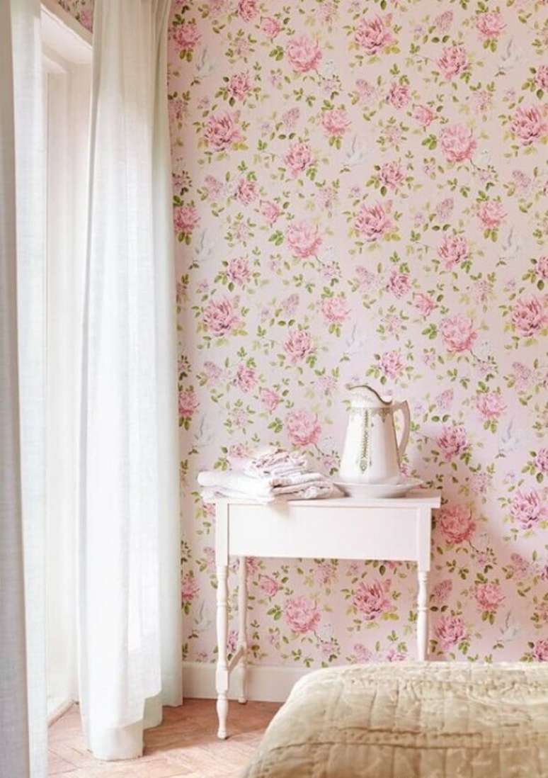 2. Delicado papel de parede floral rom&acirc;ntico para decora&ccedil;&atilde;o de quarto &ndash; Foto: Jeito de Casa