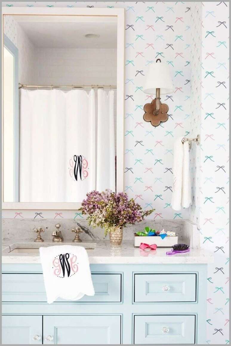 8. Delicado papel de parede rom&acirc;ntico para banheiro decorado com gabinete azul pastel &ndash; Foto: Achados da Decora&ccedil;&atilde;o