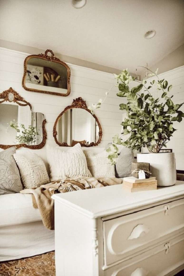 44. Diferentes modelos de espelho vintage foram posicionados sobre o sofá da sala. Fonte: Pinterest