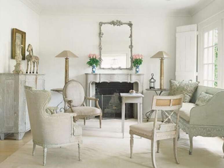 41. Espelho com moldura vintage e tons sóbrios decoram a sala de estar. Fonte: SOS Móveis Antigos