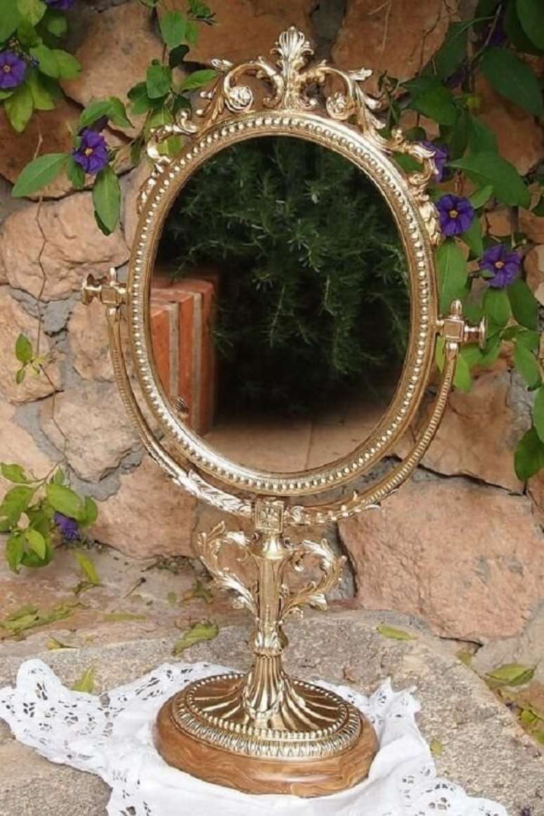38. Espelho de mesa vintage com estrutura em dourado. Fonte: Pinterest