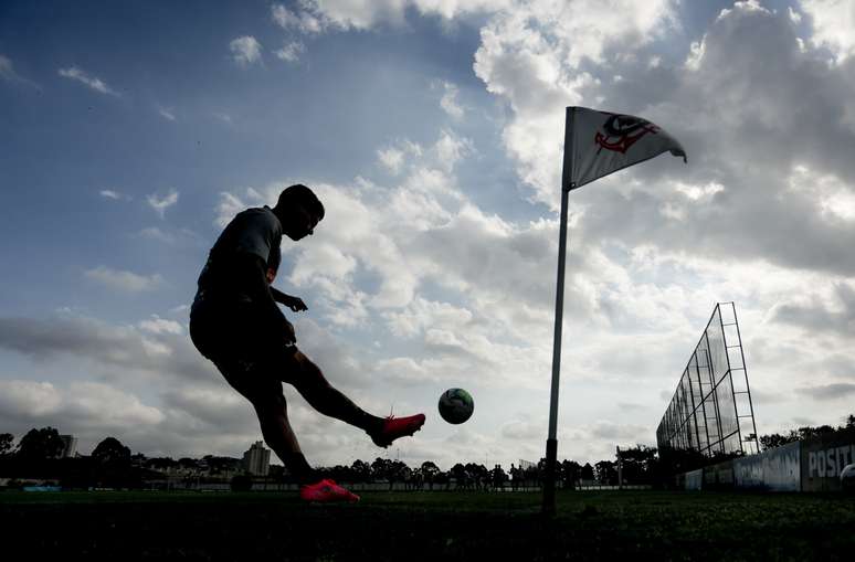 O Corinthians de Fagner precisa vencer o Furacão para continuar na briga por uma vaga na Libertadores