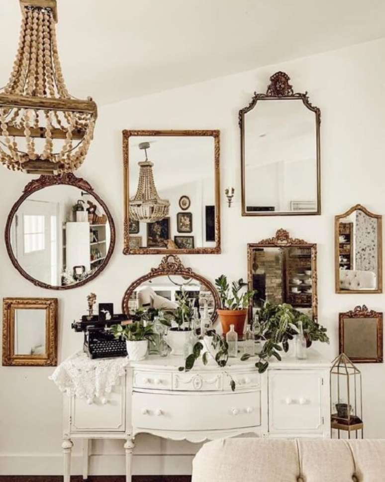 1. Fixe na parede diferentes modelos de espelho vintage. Fonte: Pinterest