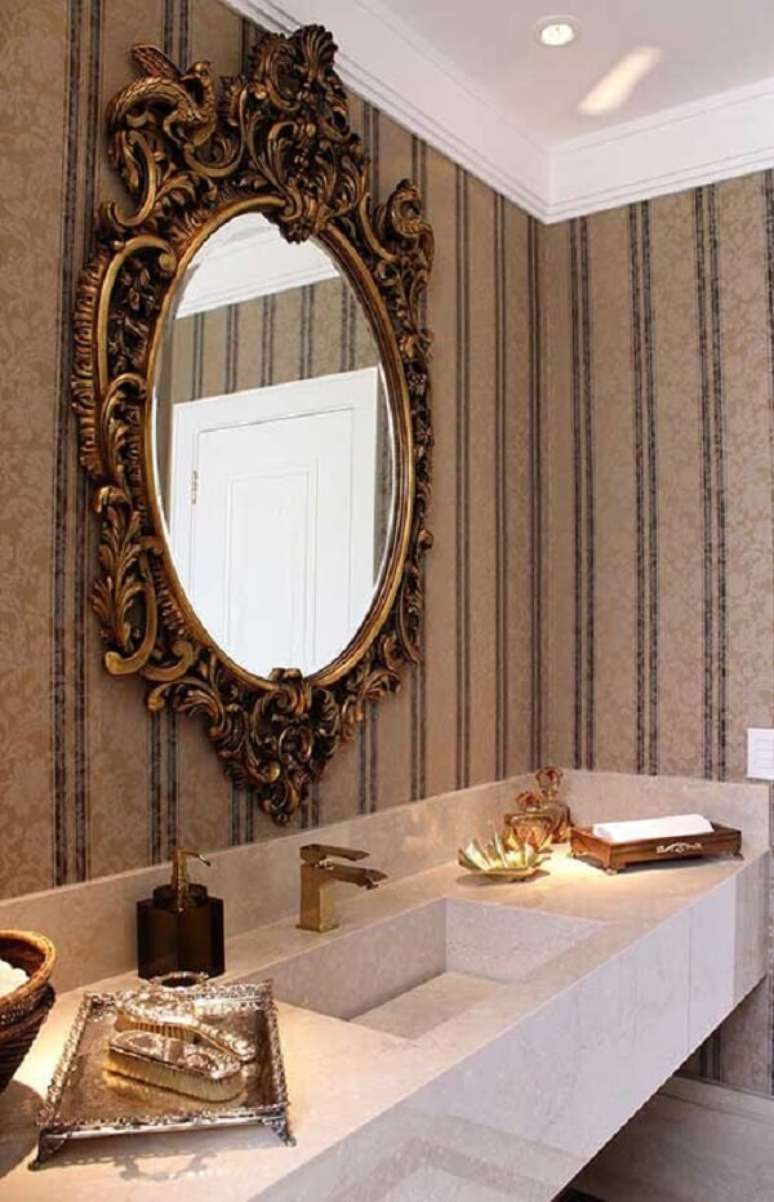 32. Lavabo com espelho vintage e papel de parede listrado. Fonte: Pinterest