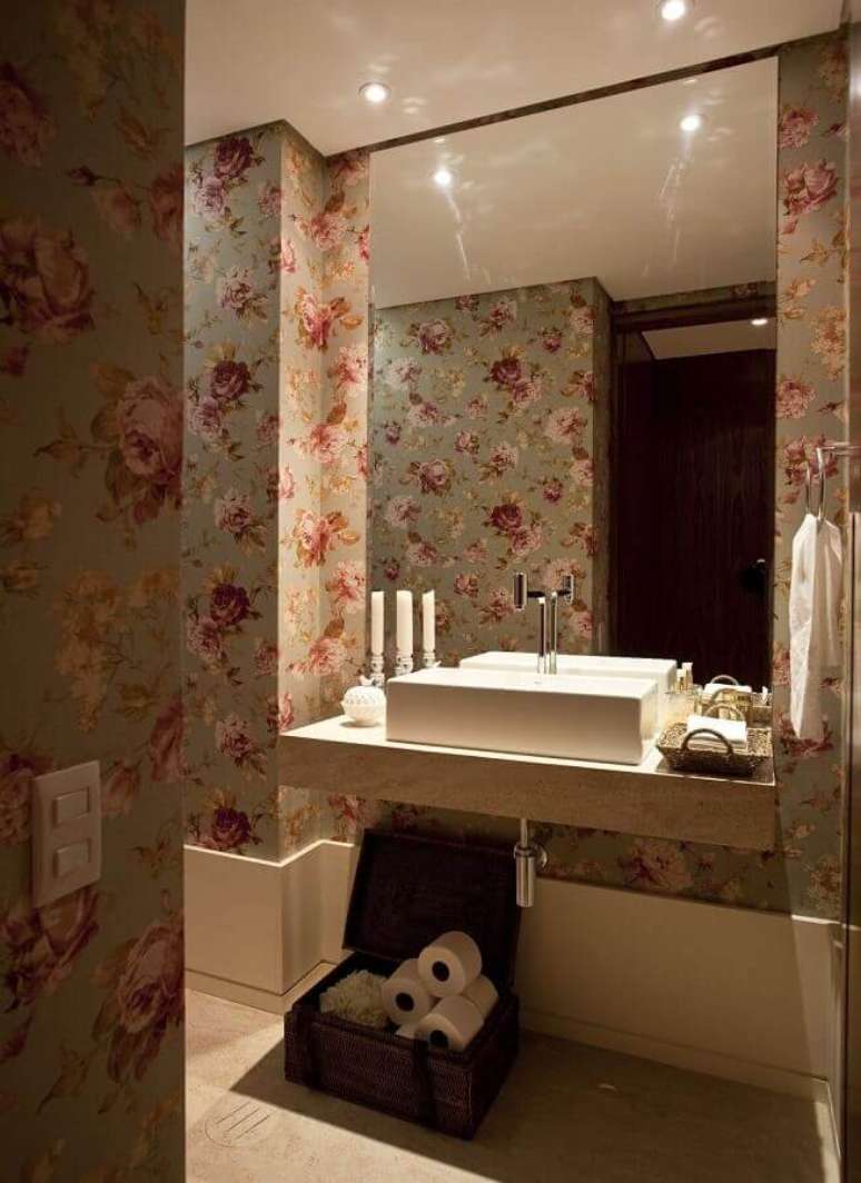 31. Papel de parede floral rom&acirc;ntico para decora&ccedil;&atilde;o de lavabo sofisticado &ndash; Foto: Maur&iacute;cio Karam