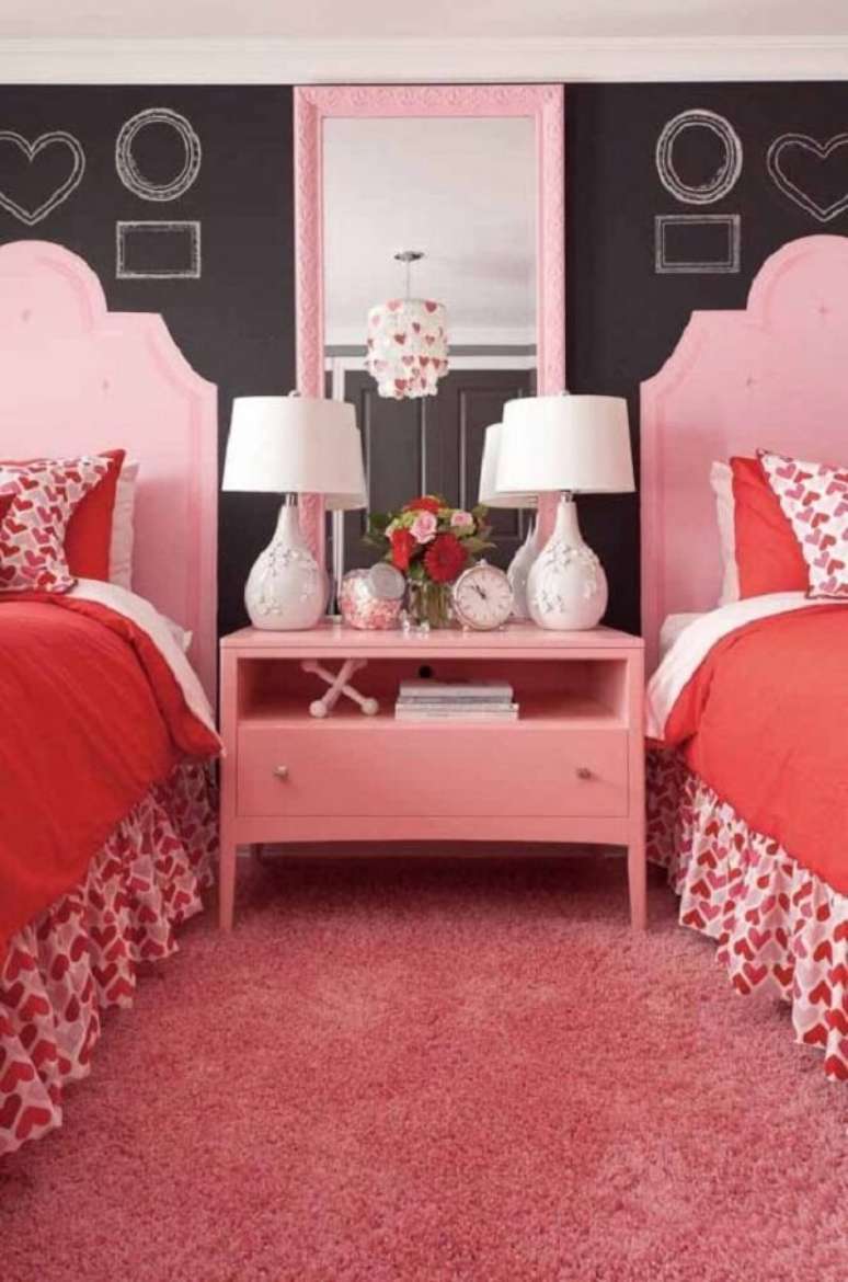 30. Modelo de espelho com moldura vintage rosa é super delicado e romântico. Fonte: Pinterest