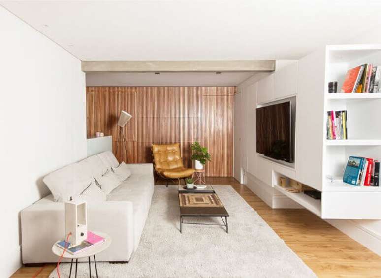 35. Poltrona capiton&ecirc; caramelo pr&oacute;xima a parede &ndash; Via: Pinterest