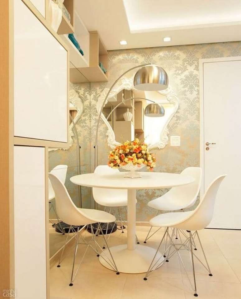 26. O espelho branco vintage decora a sala de jantar. Fonte: Pinterest