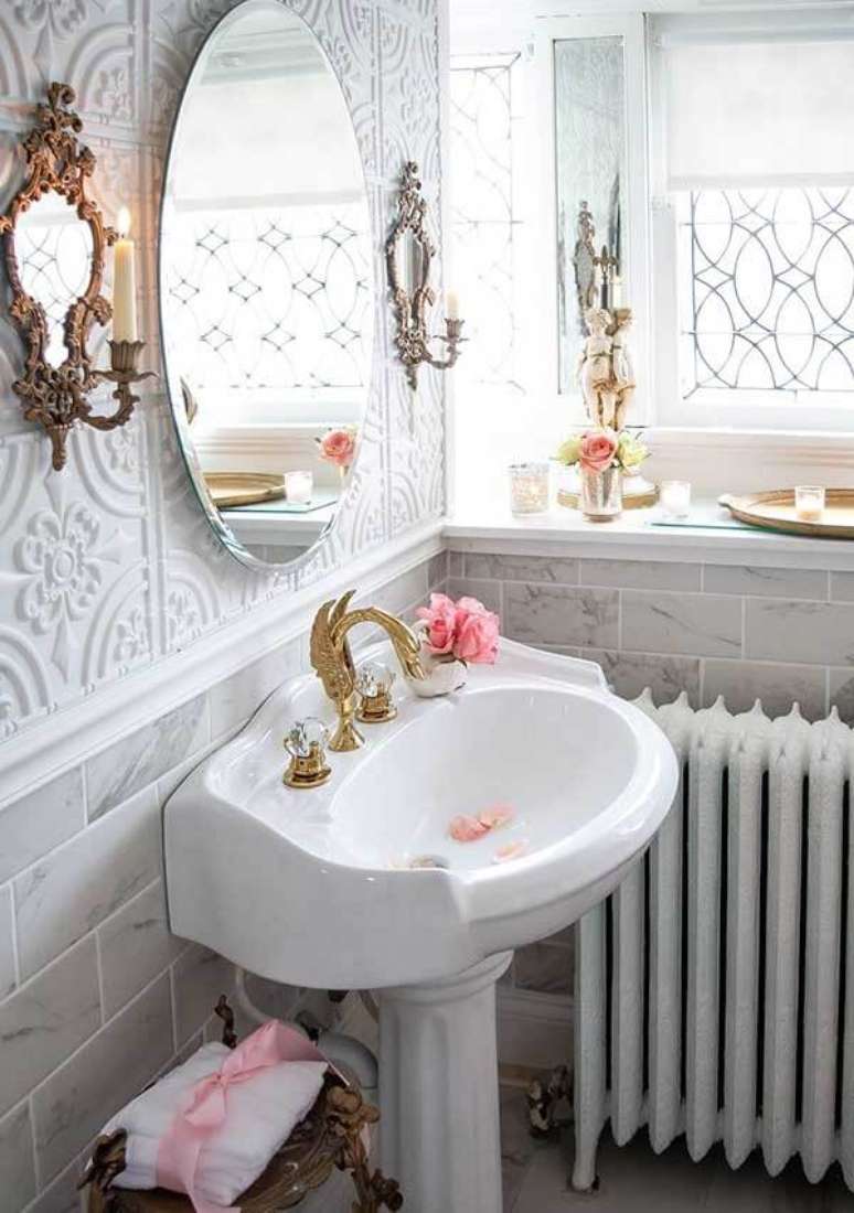 27. O espelho redondo vintage combina com os demais elementos do banheiro. Fonte: Pinterest