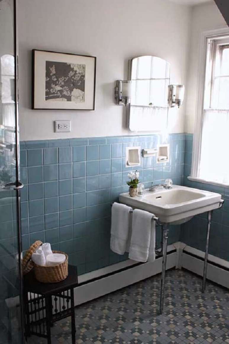 12. O espelho vintage para banheiro conta com luminárias nas laterais. Fonte: Pinterest