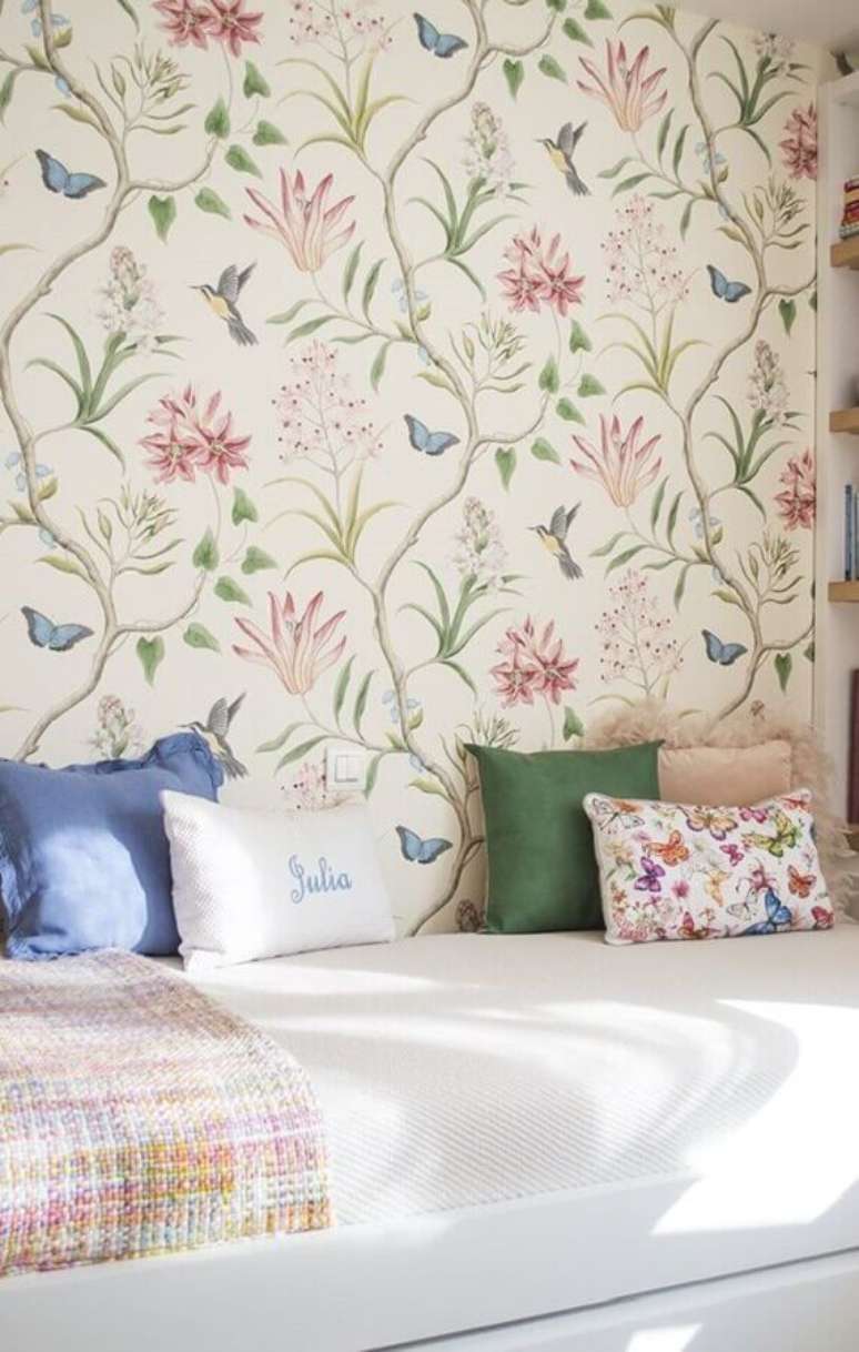 33. Papel de parede floral rom&acirc;ntico para decora&ccedil;&atilde;o de quarto feminino &ndash; Foto: Pinterest