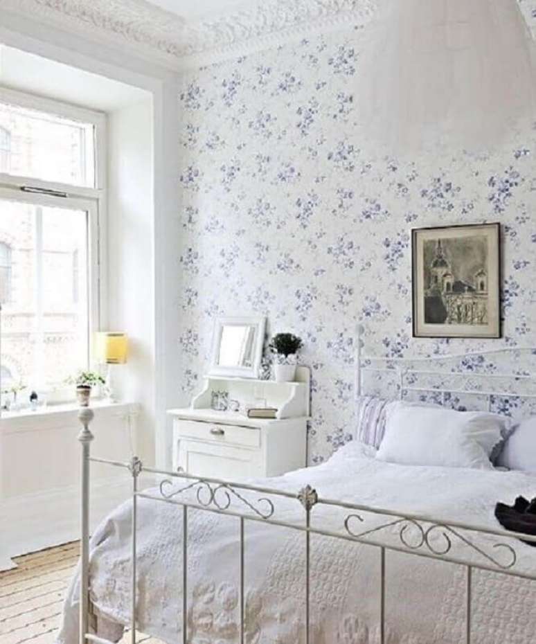 35. Papel de parede floral rom&acirc;ntico para decora&ccedil;&atilde;o de quarto branco com cama de ferro &ndash; Foto: Pinterest