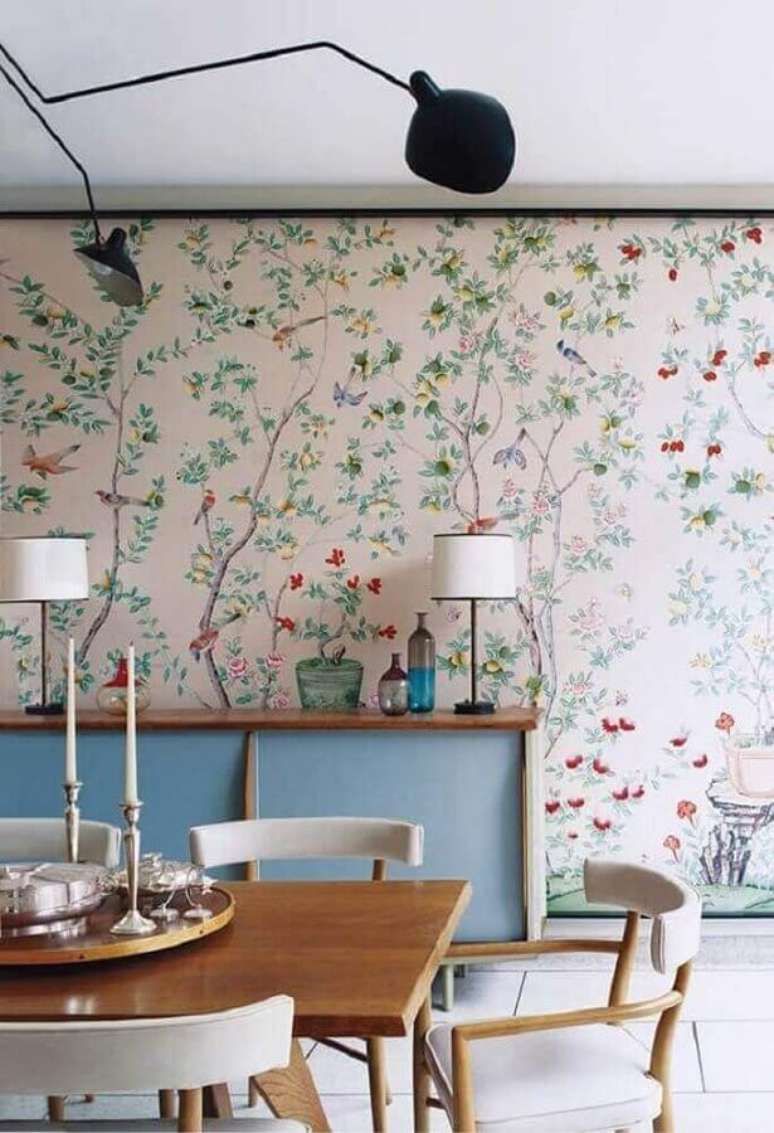 38. Decora&ccedil;&atilde;o de sala de jantar com buffet azul e papel de parede floral rom&acirc;ntico &ndash; Foto: Pinterest