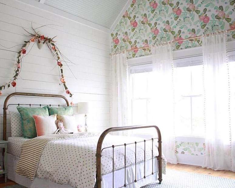 39. Papel de parede rom&acirc;ntico feminino para quarto simples decorado com cama de ferro &ndash; Foto: Home Fashion Trend