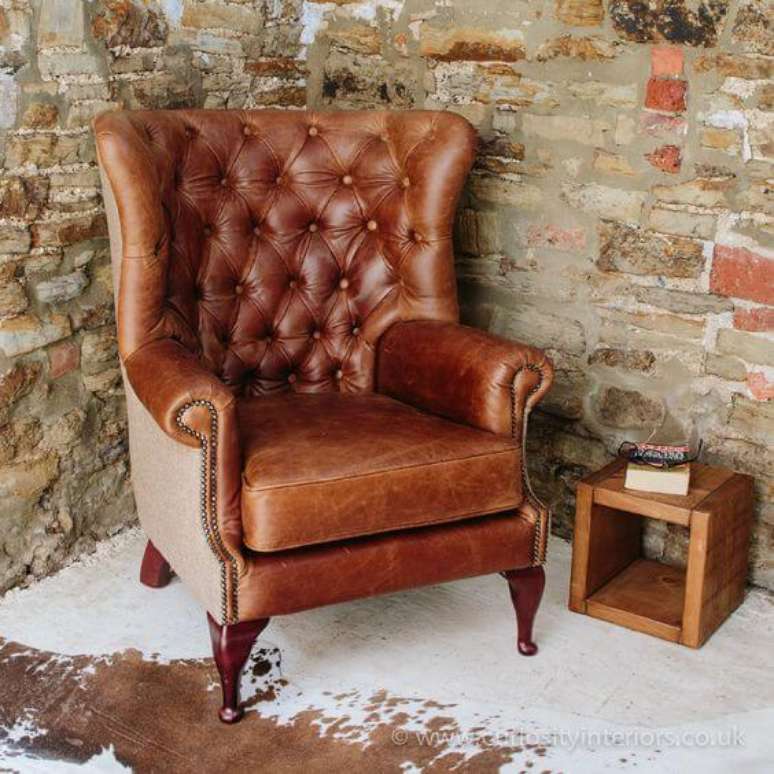 44. Poltrona capiton&ecirc; chesterfield na cor caramelo &ndash; Via: Amazon