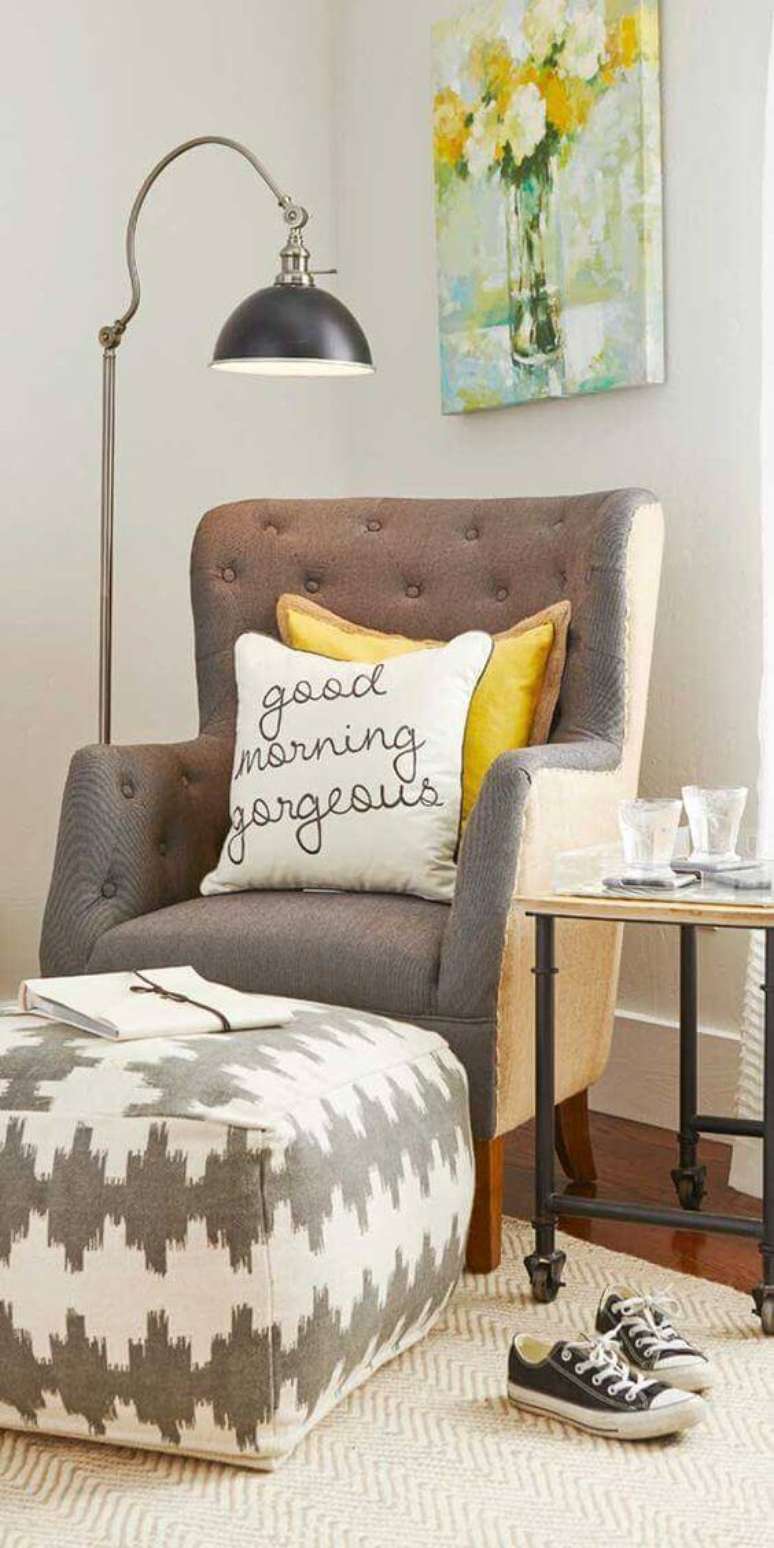 46. Use almofadas para decorar sua poltrona em capiton&ecirc; &ndash; Via: Reciclar e Decorar