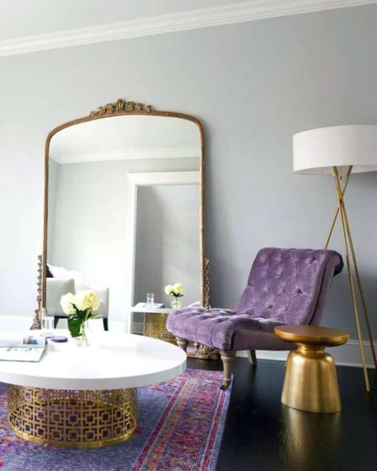 50. Poltrona capiton&ecirc; lil&aacute;s na sala cl&aacute;ssica &ndash; Via: Rabiskos