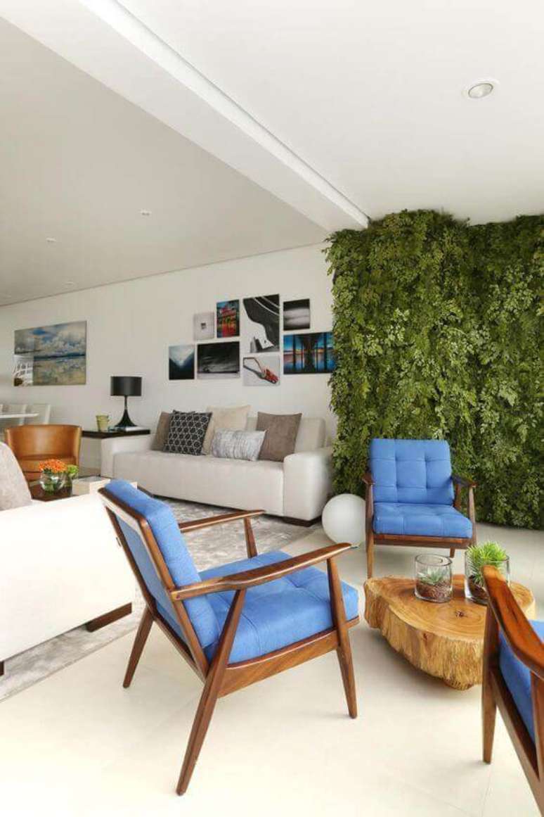 52. Poltrona capiton&ecirc; na sala com jardim vertical &ndash; Via: Revista Vd