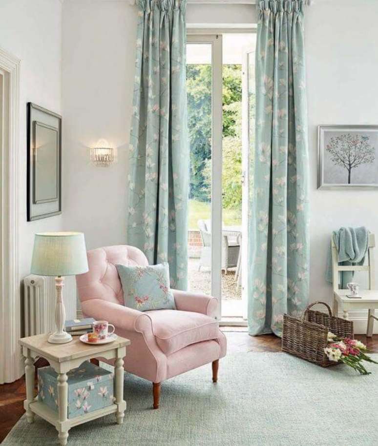 13. Poltrona capiton&ecirc; rosa claro na sala azul &ndash; Via: Pinterest