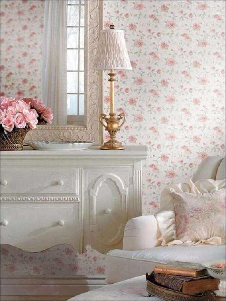 42. Quarto branco cl&aacute;ssico decorado com papel de parede floral rom&acirc;ntico &ndash; Foto: Etsy