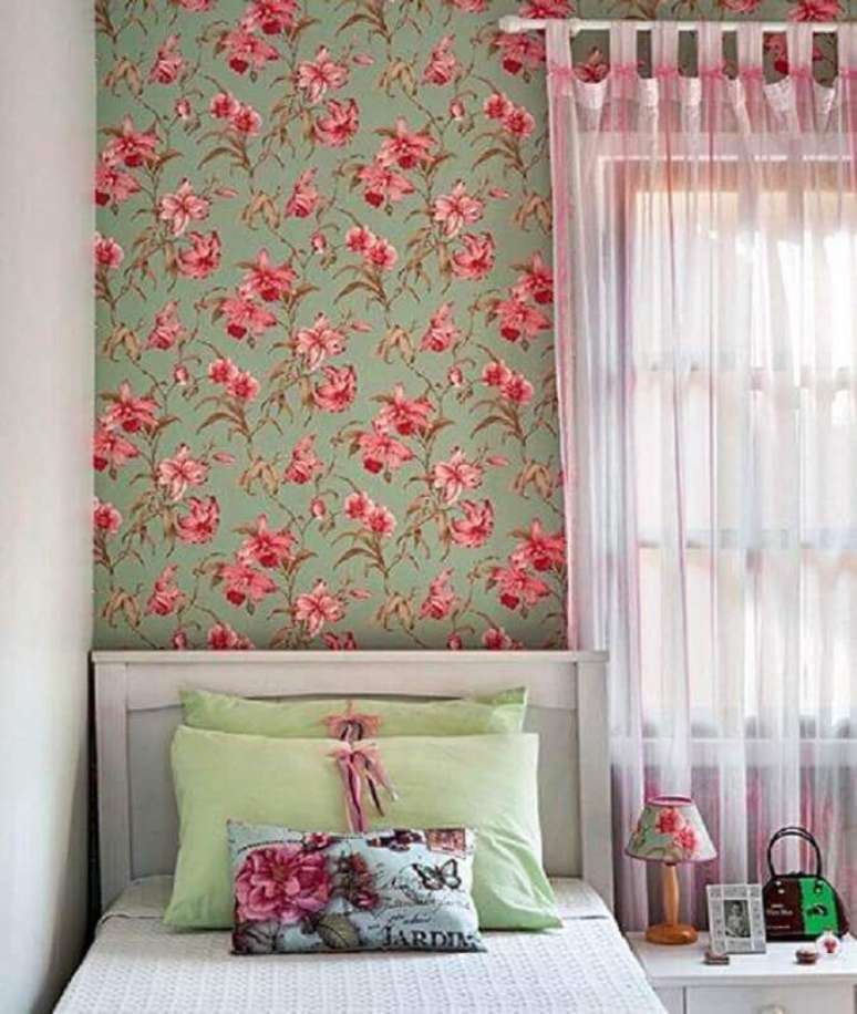 48. Quarto de menina decorado com papel de parede rom&acirc;ntico feminino floral &ndash; Foto: Simples Decora&ccedil;&atilde;o