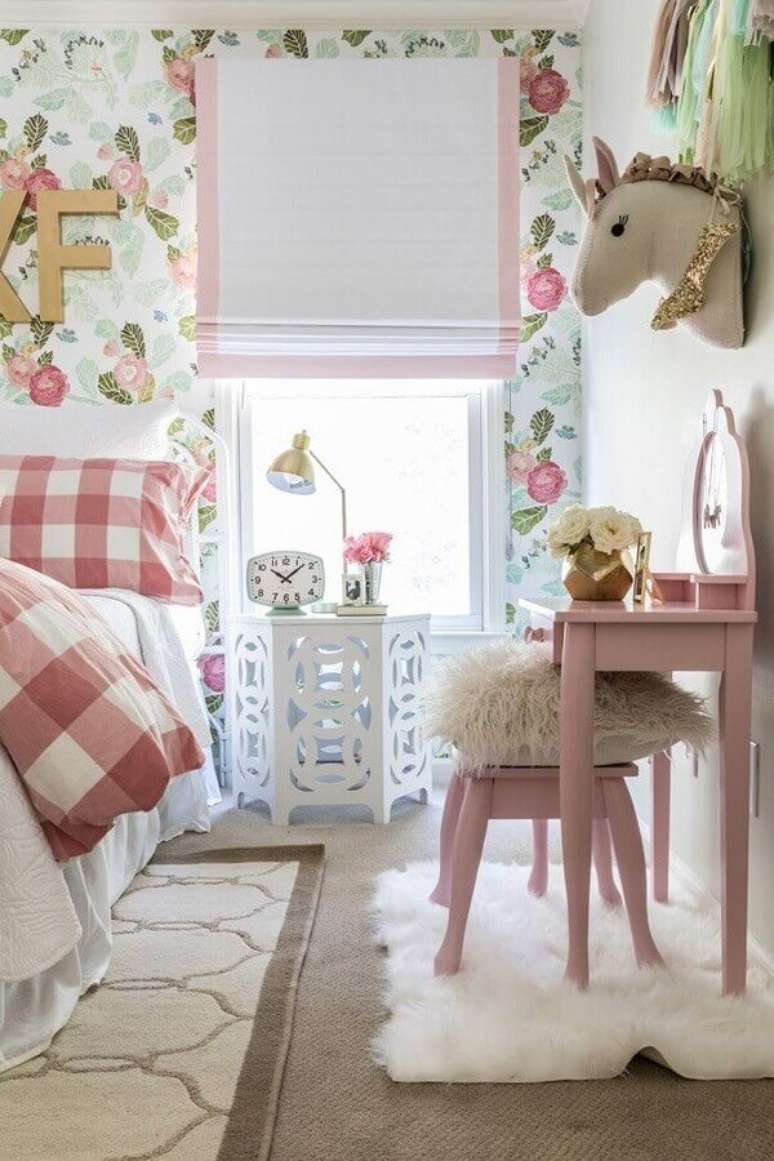51. Quarto infantil decorado com papel de parede rom&acirc;ntico &ndash; Foto: Unique Inspirations