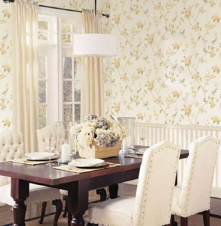 4. Sala de jantar decorada com papel de parede floral rom&acirc;ntico &ndash; Foto: Jeito de Casa