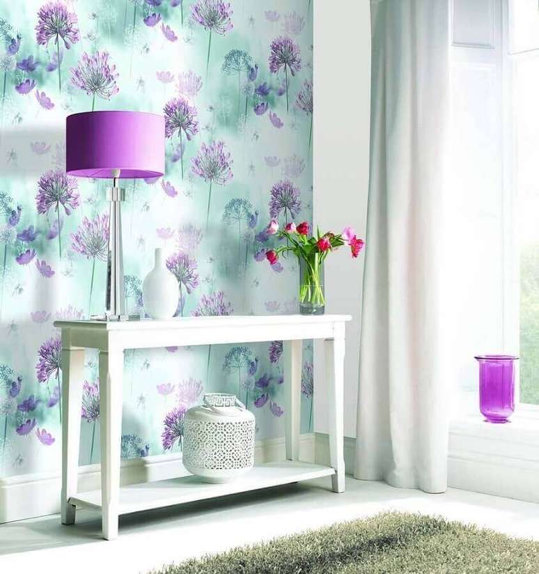 53. Papel de parede rom&acirc;ntico floral para decora&ccedil;&atilde;o de sala com aparador branco &ndash; Foto: Pinterest