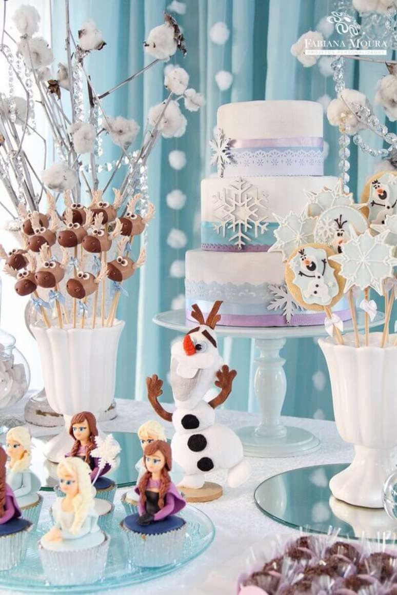 69. Festa da Frozen com linda decoração como temas de festa de aniversário infantil – Foto: Fabiana Moura Projetos Personalizados