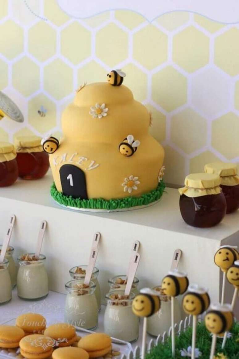 66. Linda decoração com festa abelhinha como temas de festa infantil 1 ano – Foto: Tudo Atual