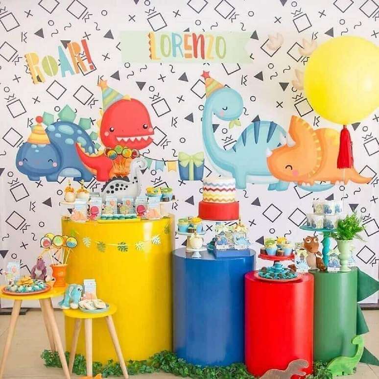 75. Decoração colorida para festa dinossauro como temas de festa de aniversário infantil – Foto: D’Athelier by Dani
